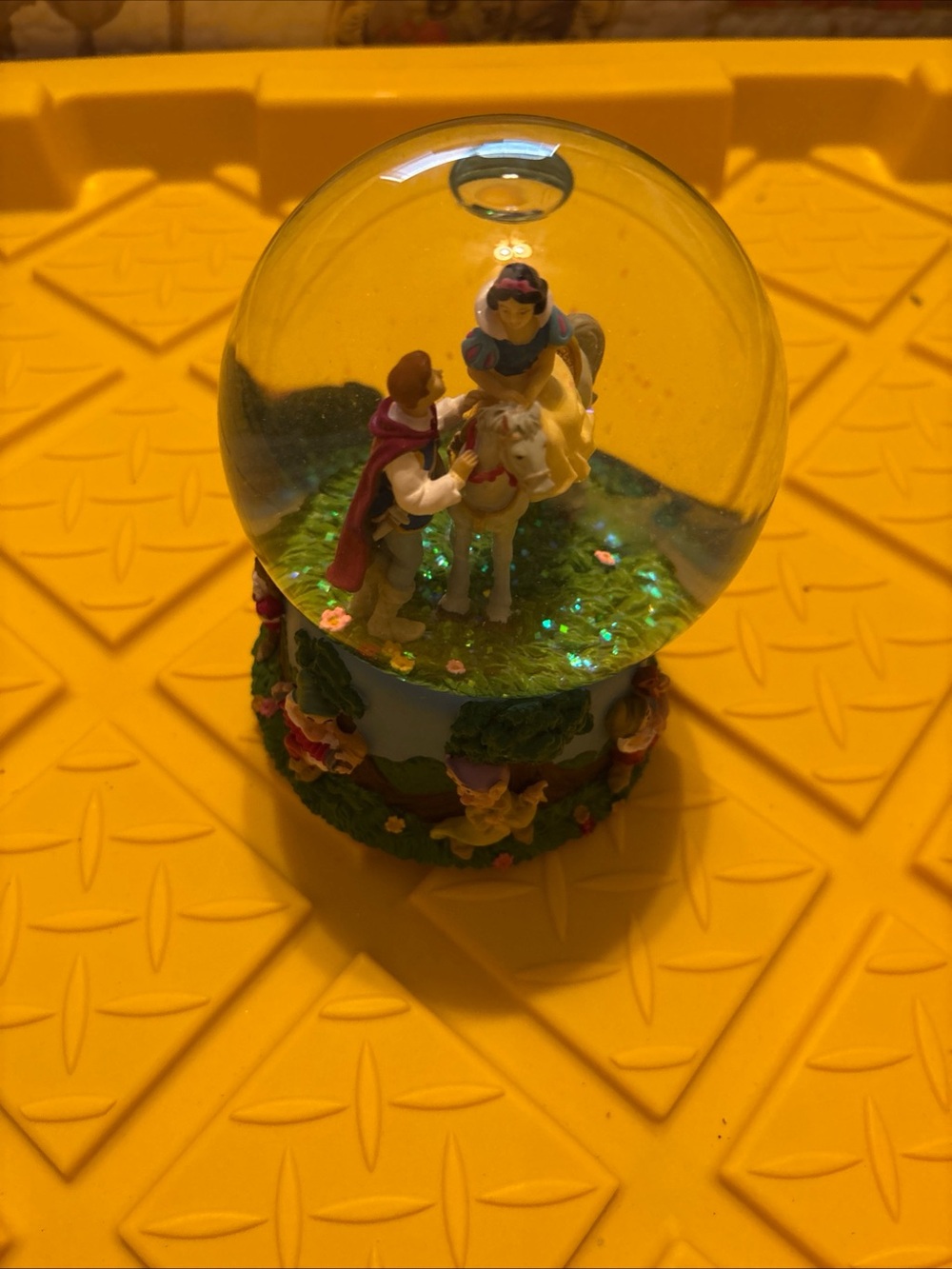 Snow White & Seven Dwarfs Enesco Musical Glitter Globe collectible -